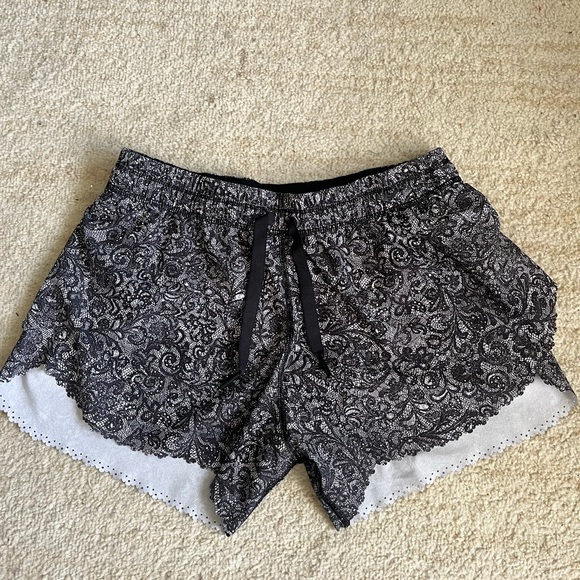 Lululemon Hit It Short (3 1/2”) Mini Cinder Lace White Black - Picture 2 of 5